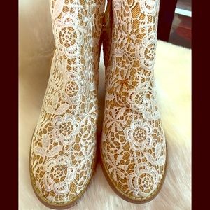 very Volatile tallulah lace bootie sz 7.5